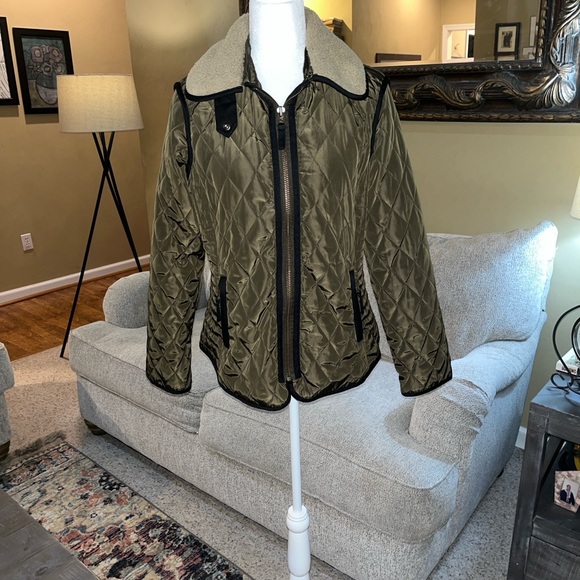 NWOT Women’s Cremieux Green Quilted Jacket with Shearling Collar
Medium - Picture 8 of 8